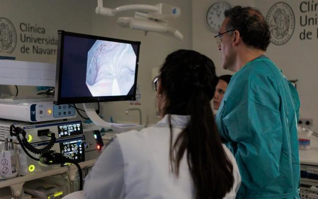 La Unidad de Endoscopia Digestiva de la Clínica Universidad de Navarra durante la realización de una colonoscopia.
