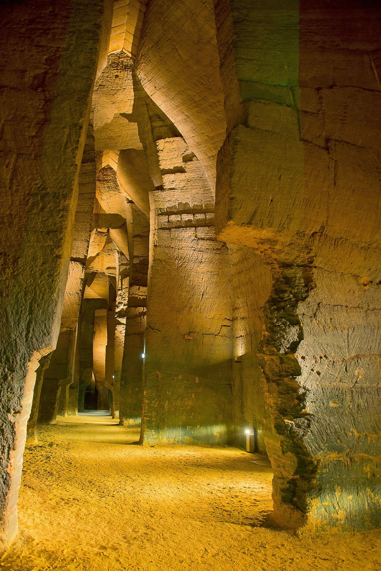 Cuevas que acogen el espectáculo de luz y sonido 'Le mystère des faluns'.