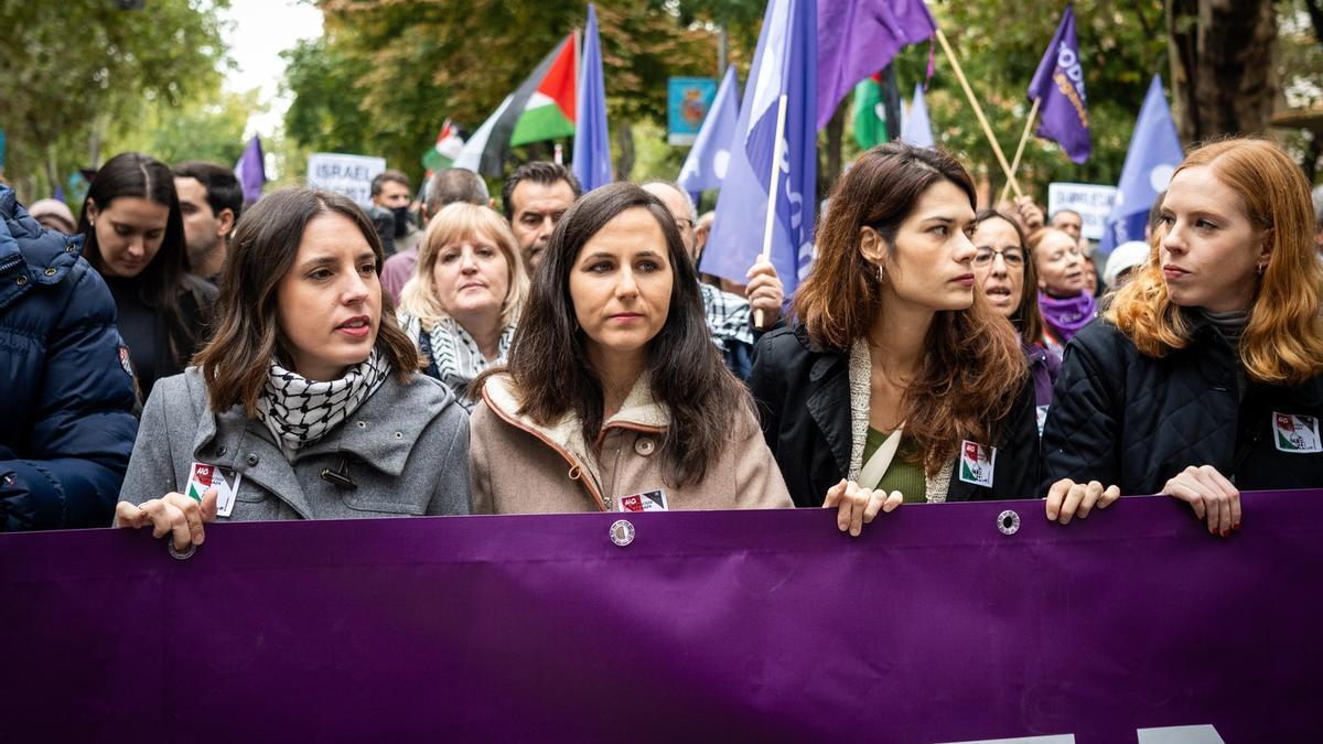 Montero, Belarra, Serra y Verstrynge, detrás de su pancarta.