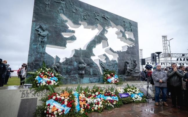 Imagen de archivo de una escultura en recuerdo a la Guerra de las Malvinas en Ushuaia, Argentina. Imagen de archivo de una escultura en recuerdo a la Guerra de las Malvinas en Ushuaia, Argentina.