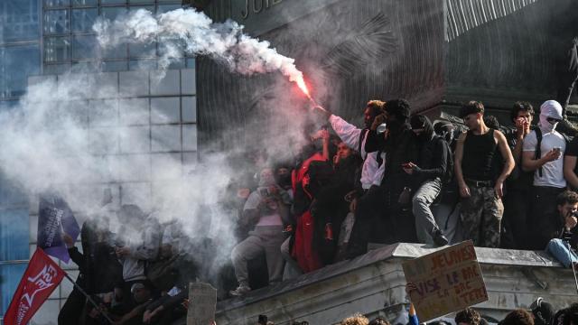 Protesta de estudiantes en París por la situaciión de la Educación.