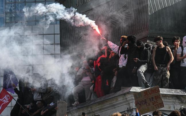 Protesta de estudiantes en París por la situaciión de la Educación.
