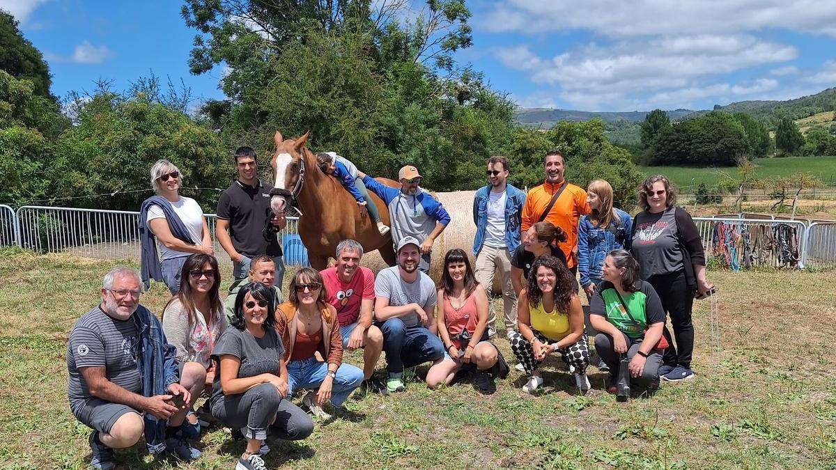 El grupo en su visita al centro ecuestre Hípica Gopegi