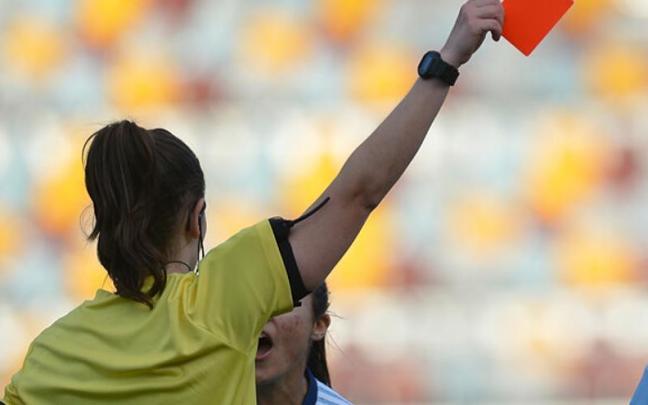 Una colegiada arbitrando un partido