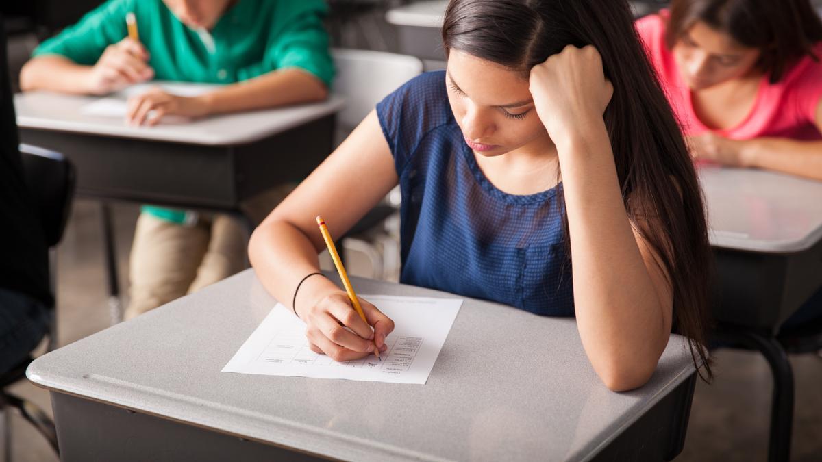 Una estudiante realiza un examen.