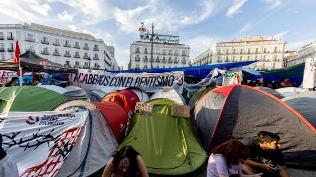 Centenares de personas acampadas, en la Puerta del Sol