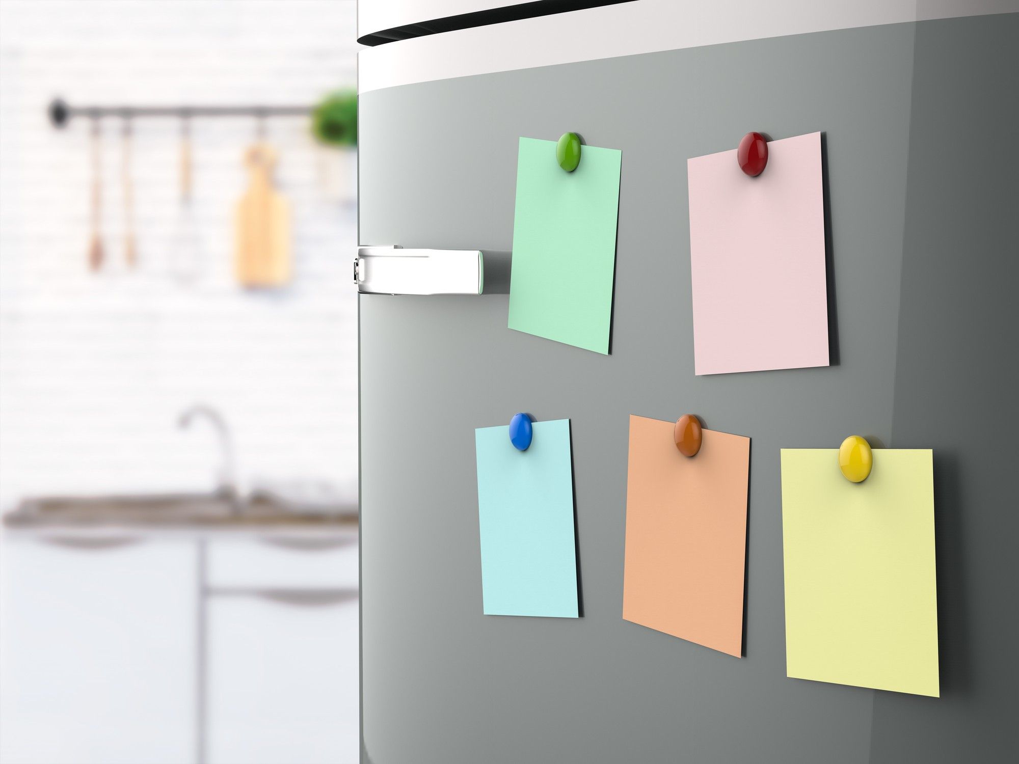 Post-it sujetos con imanes en la puerta de una nevera.