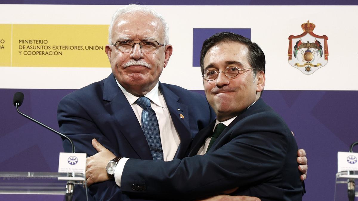 El ministro de Exteriores, José Manuel Albares, con su homólogo palestino, Riad al Maliki.