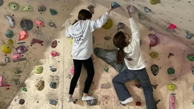 Dos niñas escalando en la pasada edición de Txikilandia.