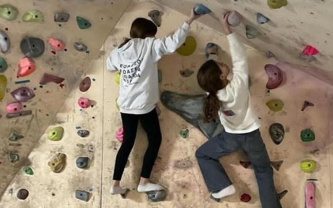 Dos niñas escalando en la pasada edición de Txikilandia.