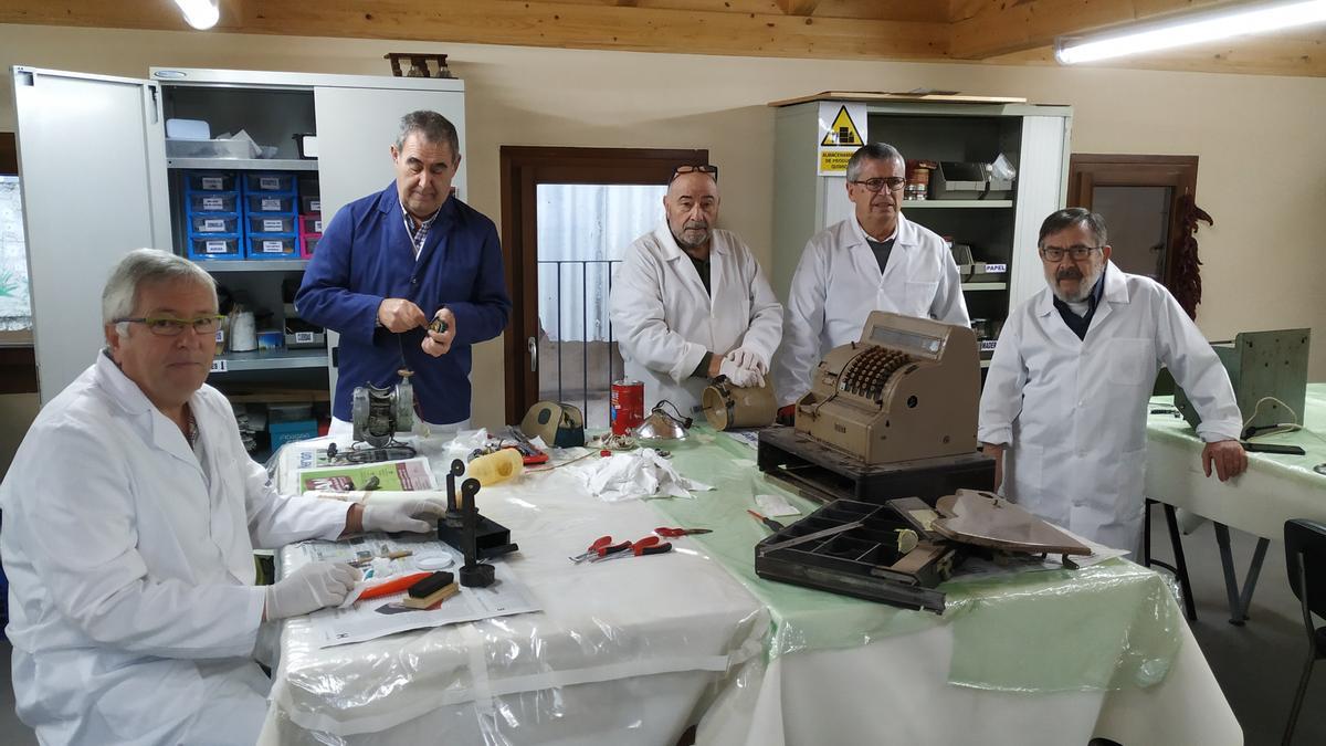 Grupo de voluntarios en pleno trabajo de restauración