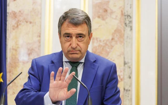 Aitor Esteban comparece desde el Congreso.
