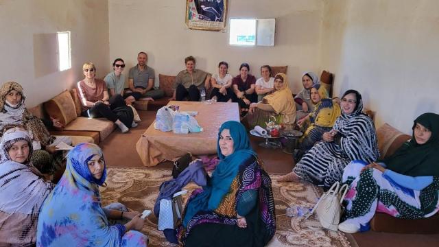Representantes de los ayuntamientos de la comarca durante la visita que cursaron el verano pasado a los campamentos saharauis.