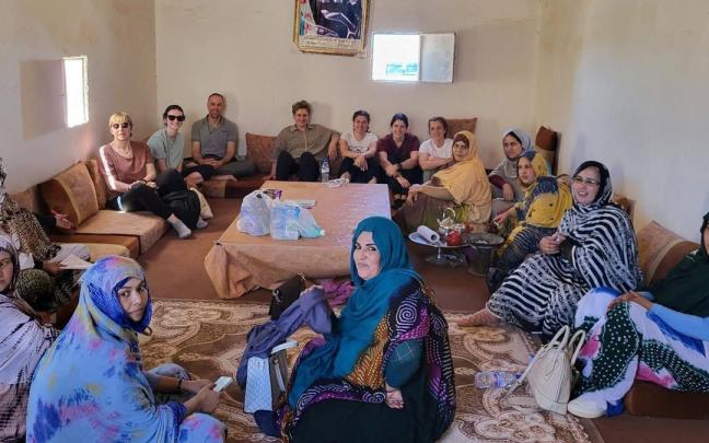 Representantes de los ayuntamientos de la comarca durante la visita que cursaron el verano pasado a los campamentos saharauis.