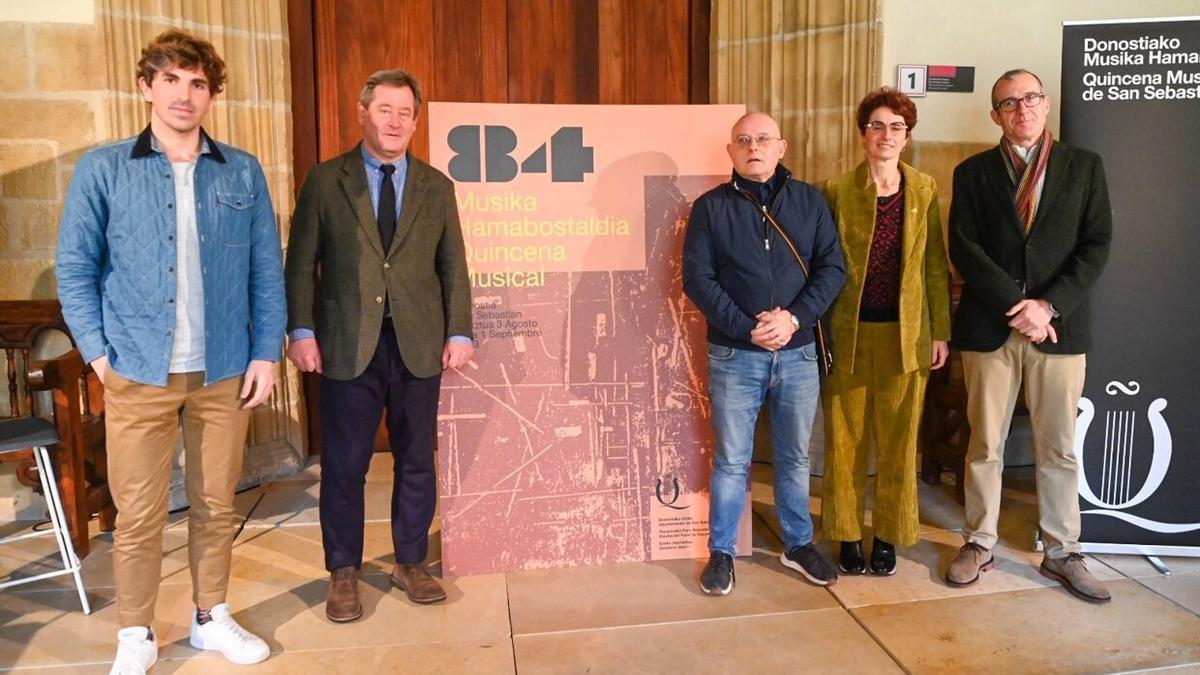 Txomin Badiola, en el centro, en la presentación de su cartel para la Quincena Musical.