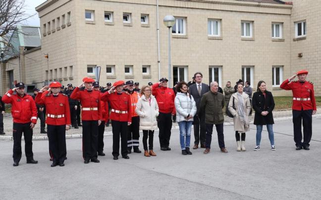 Los principales mandos y responsable del departamento de Seguridad junto a la familia de Carlos Díaz Arcocha. Los principales mandos y responsable del departamento de Seguridad junto a la familia de Carlos Díaz Arcocha.