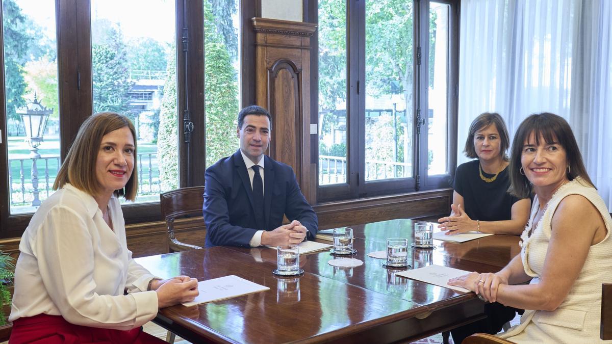 El lehendakari, Imanol Pradale, con una representación de Eudel, encabezada por su presidenta y alcaldesa de Derio, Esther Apraiz (d), acompañada por las alcaldesas de Azpeitia e Irun, Nagore Alkorta (2d) y Cristina Laborda (i), respectivamente