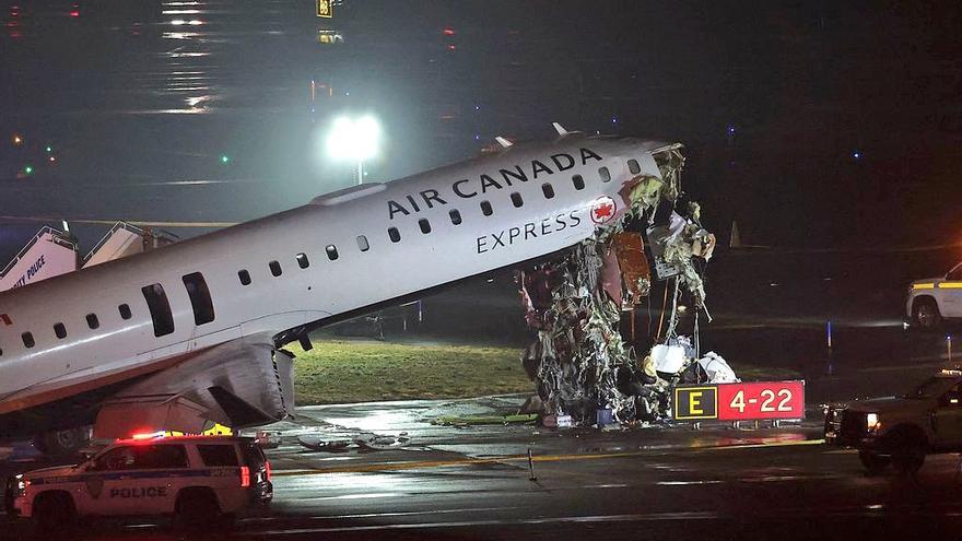 Avión de Air Canada y un camión de bomberos chocan en aeropuerto LaGuardia en Nueva York.
