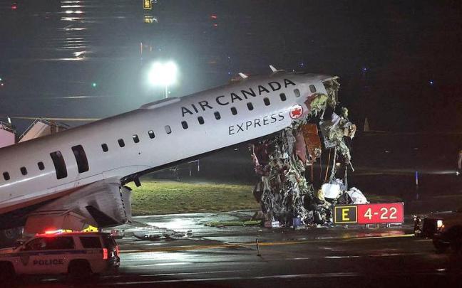 Avión de Air Canada y un camión de bomberos chocan en aeropuerto LaGuardia en Nueva York.