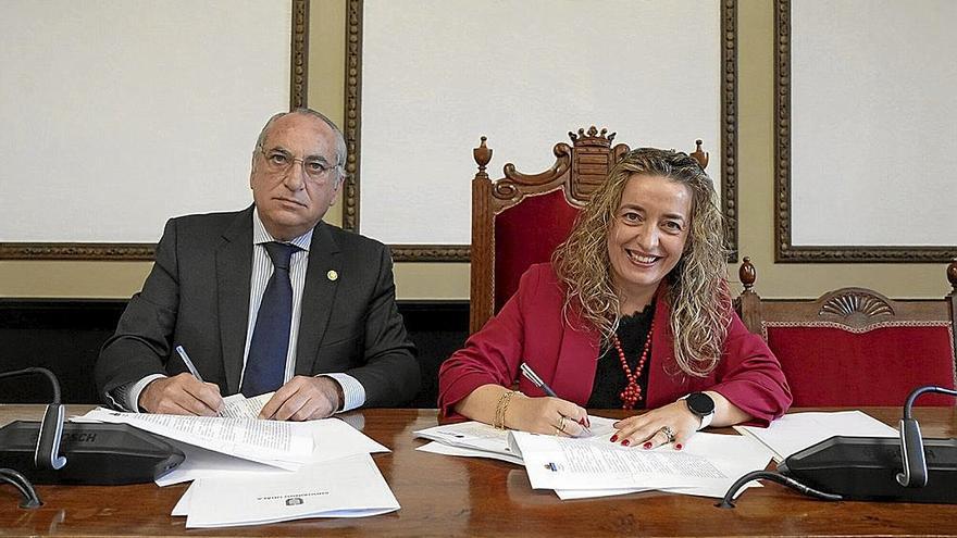 El consejero Iñaki Arriola y la alcaldesa, Maider Lainez, firmando el convenio. | FOTO: N.G.