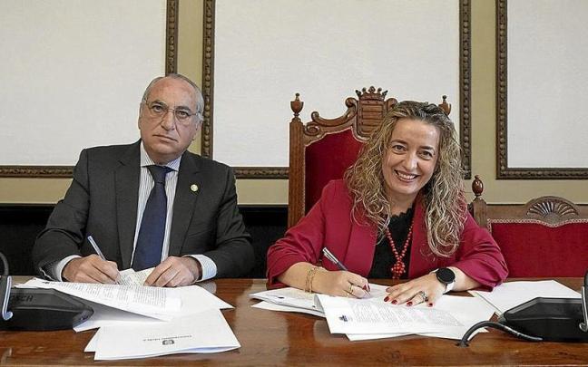 El consejero Iñaki Arriola y la alcaldesa, Maider Lainez, firmando el convenio. | FOTO: N.G.