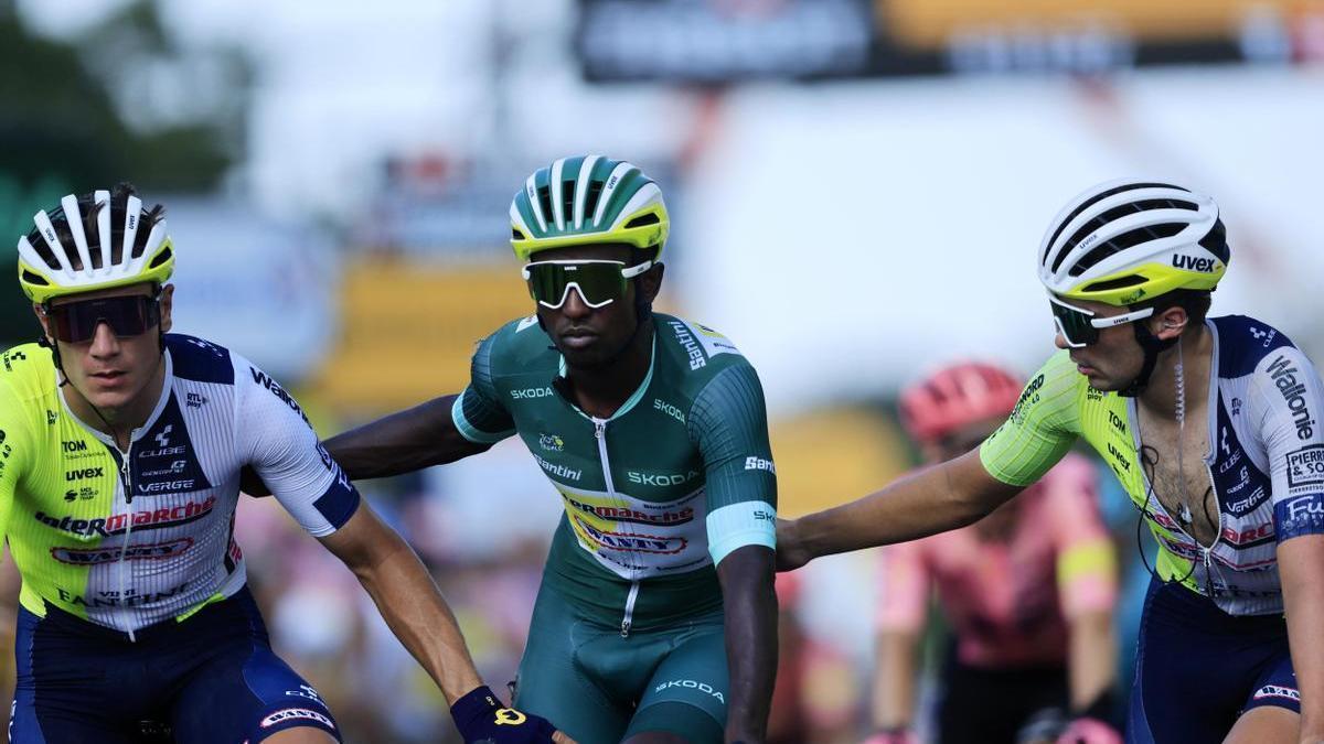 Girmay, dolido, a su llegada a meta.