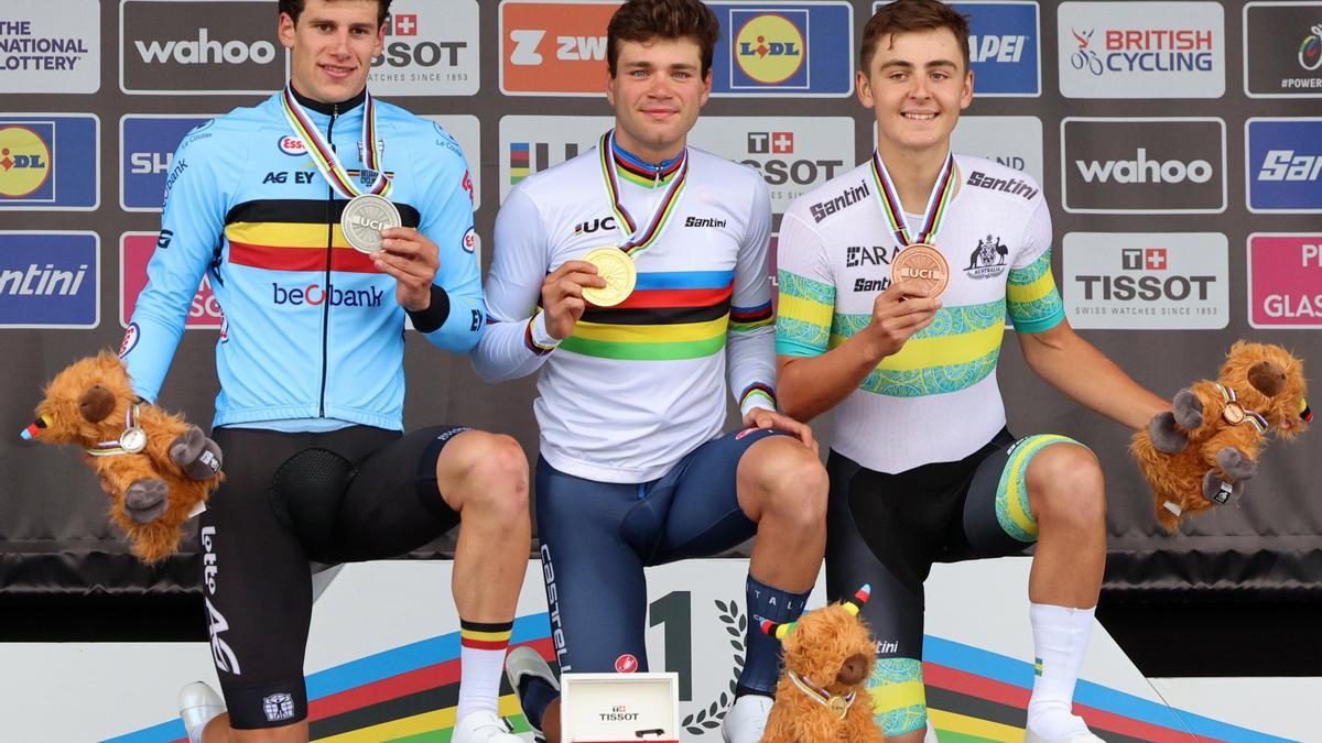 Alec Segaert, plata, Lorenzo Milesi, oro, y Hamish McKenzie, bronce, en el podio.