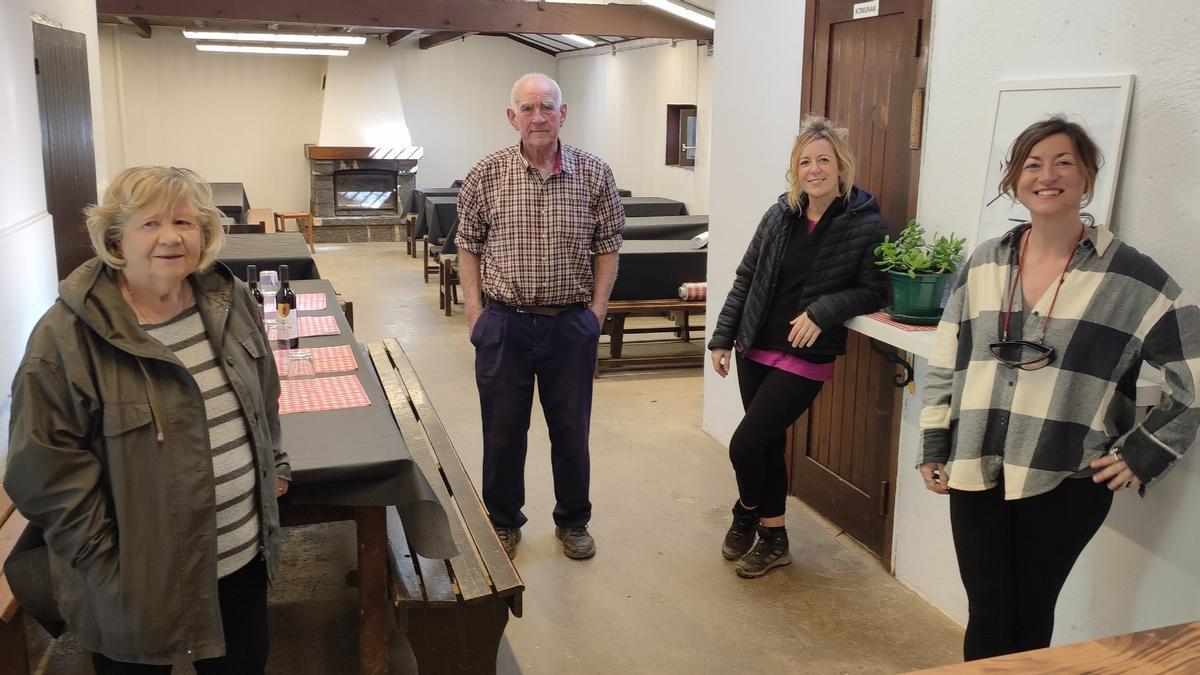 Josefa, Antonio, Arantxa y Goretti encaran con ilusión la reapertura de la borda familiar bajo la mole caliza del monte Ernio.