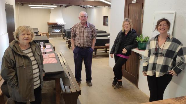 Josefa, Antonio, Arantxa y Goretti encaran con ilusión la reapertura de la borda familiar bajo la mole caliza del monte Ernio.