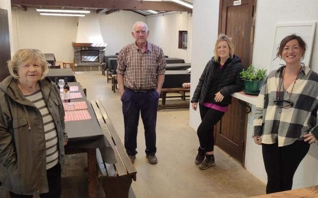 Josefa, Antonio, Arantxa y Goretti encaran con ilusión la reapertura de la borda familiar bajo la mole caliza del monte Ernio.