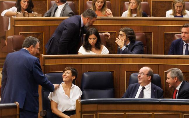 Aitor Esteban (i) charla con Isabel Rodríguez.