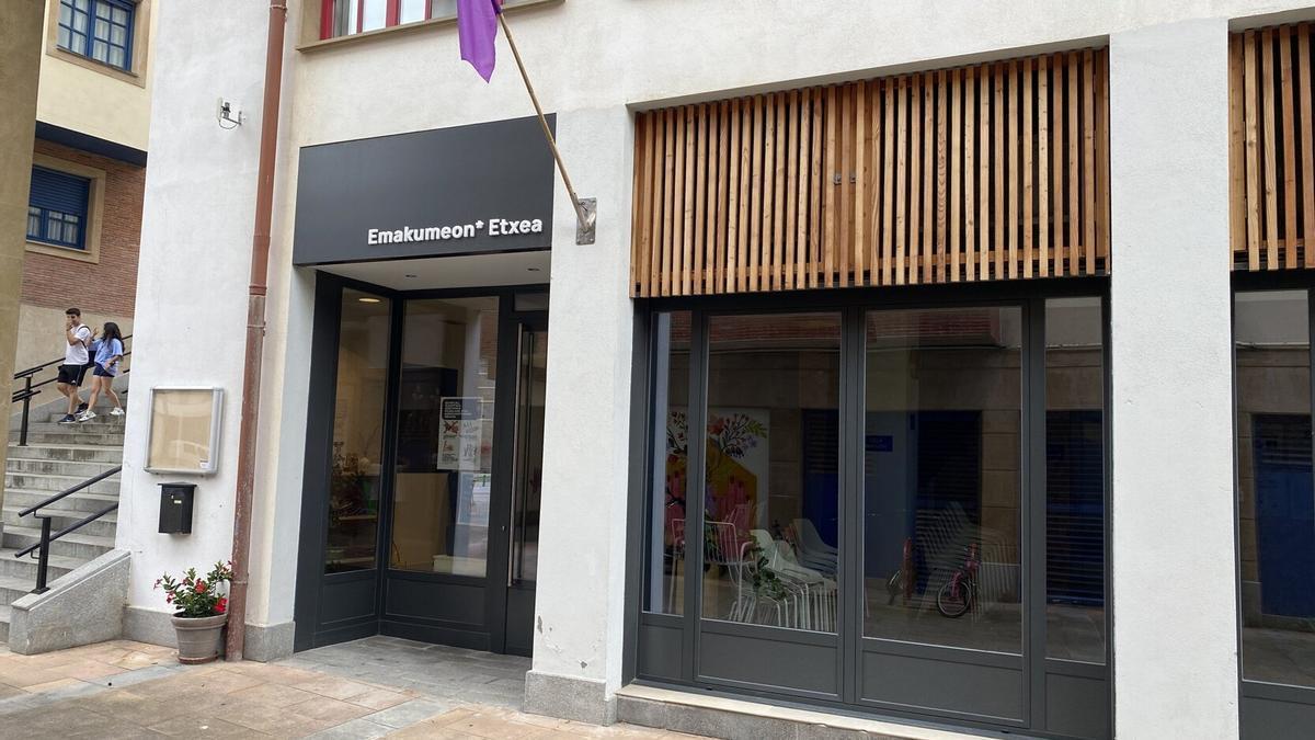Exterior de la Emakumeen Etxea de Zumaia.