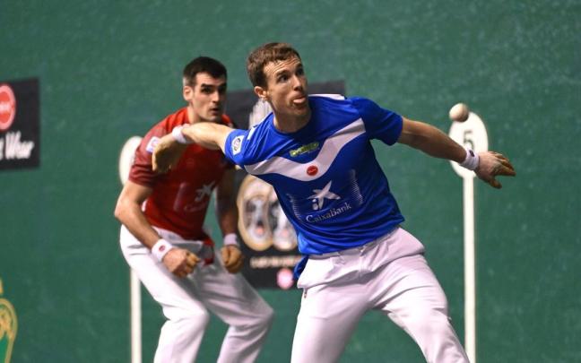 En imágenes: Iñaki Artola supera con autoridad a Ezkurdia en los cuartos de final del Manomanista en Eibar (10-22).