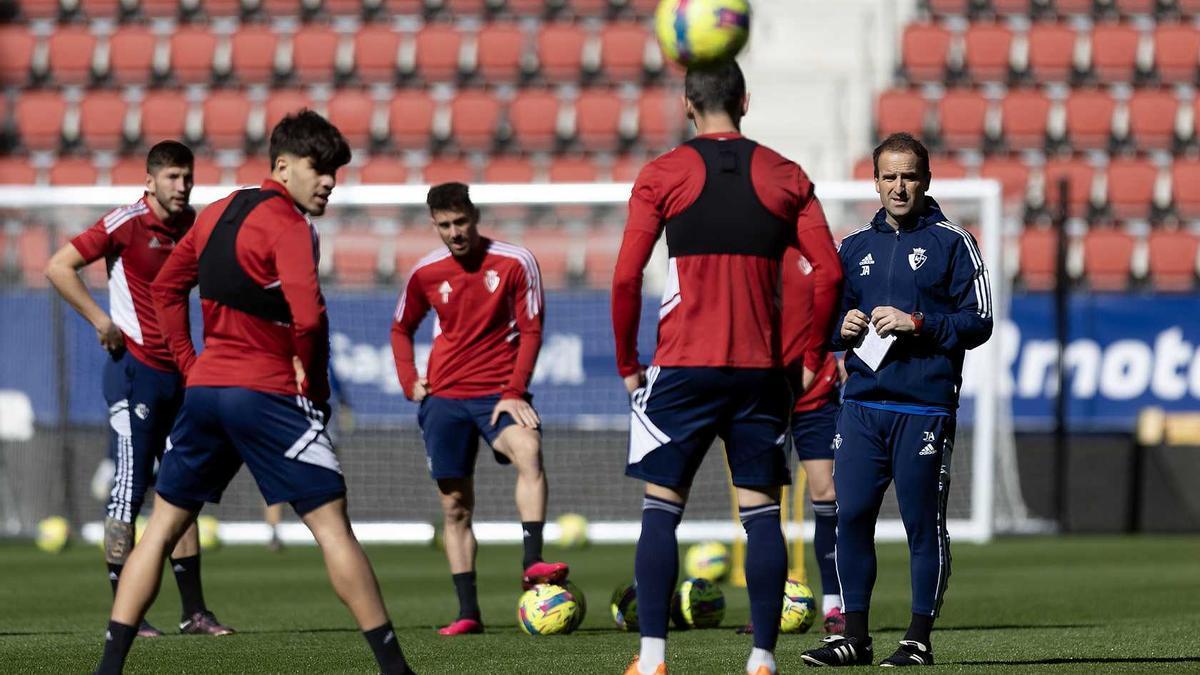 Jagoba Arrasate, junto a David García, Ez Abde, Kike Barja y Kike García; en el entrenamiento de esta mañana en El Sadar