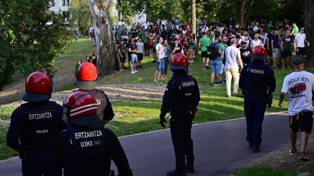Agentes de la Ertzaintza frente a un grupo de personas durante los altercados registrados en Bilbao el día de la Final del Mundial de Fútbol entre Argentina y España