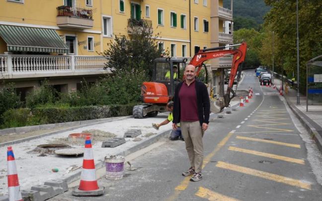 Adur Ezenarro junto a las obras del nuevo tramo del bidegorri de Ordizia.