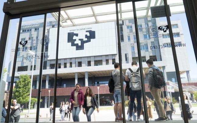 Estudiantes en el Campus de Bizkaia de la EHU.