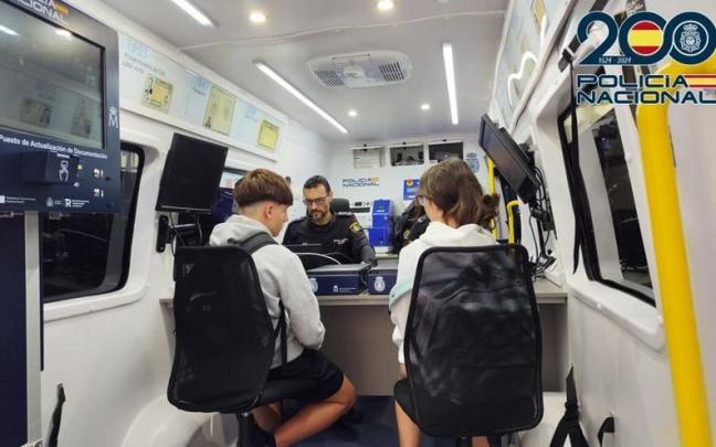 Dos jóvenes tramitando su documentación en el interior de una VIDOC