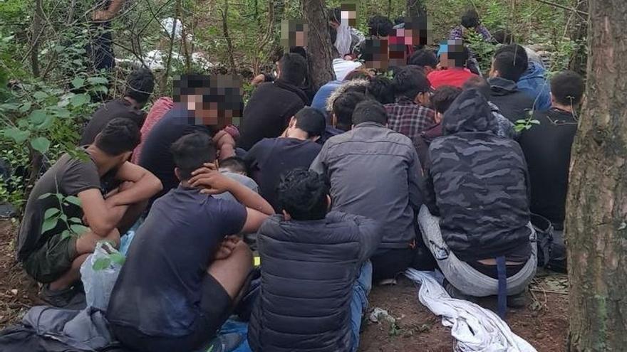 Migrantes afganos interceptados en la frontera de Hungría.