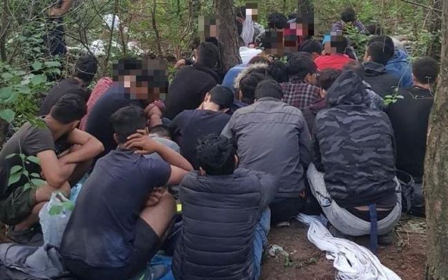 Migrantes afganos interceptados en la frontera de Hungría.