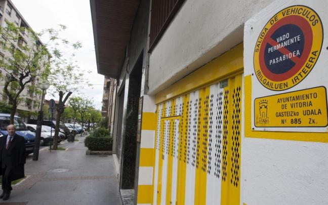 Un vado, en una calle de Vitoria.