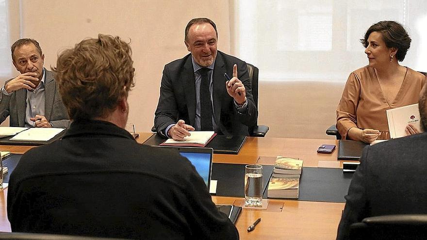 Javier Esparza, junto a María Solana, ayer durante la Mesa y Junta de Portavoces. | FOTO: JAVIER BERGASA