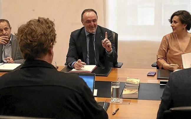 Javier Esparza, junto a María Solana, ayer durante la Mesa y Junta de Portavoces. | FOTO: JAVIER BERGASA