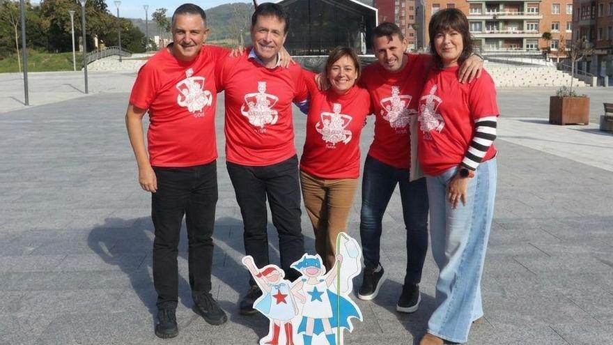 Miembros fundadores de La Cuadri del Hospi con el alcalde de Basauri y concejales