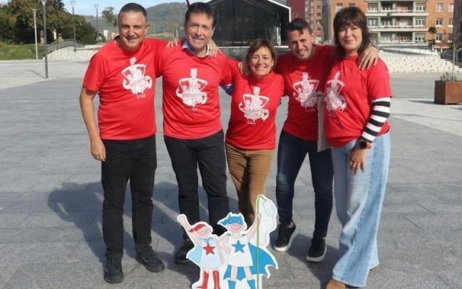 Miembros fundadores de La Cuadri del Hospi con el alcalde de Basauri y concejales