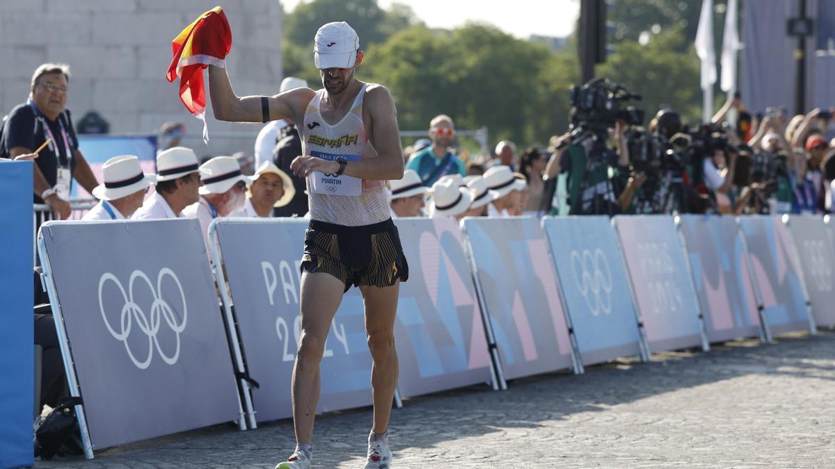 El atleta español Martín Álvaro celebra su medalla de bronce al finalizar la prueba de los 20 km marcha masculinos.