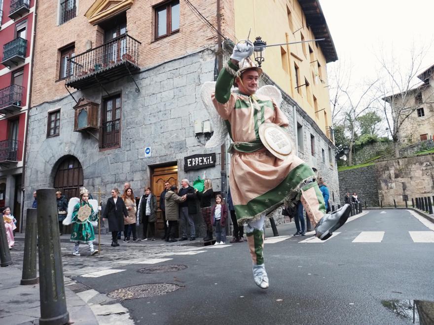 Aitor Sudupe "Egurrola" cederá la responsabilidad de desempeñar el papel de San Miguel en la procesión de Viernes Santo a Luis Odriozola.