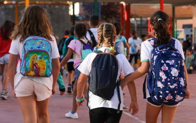 Tres niñas a la entrada de un colegio. Tres niñas a la entrada de un colegio.