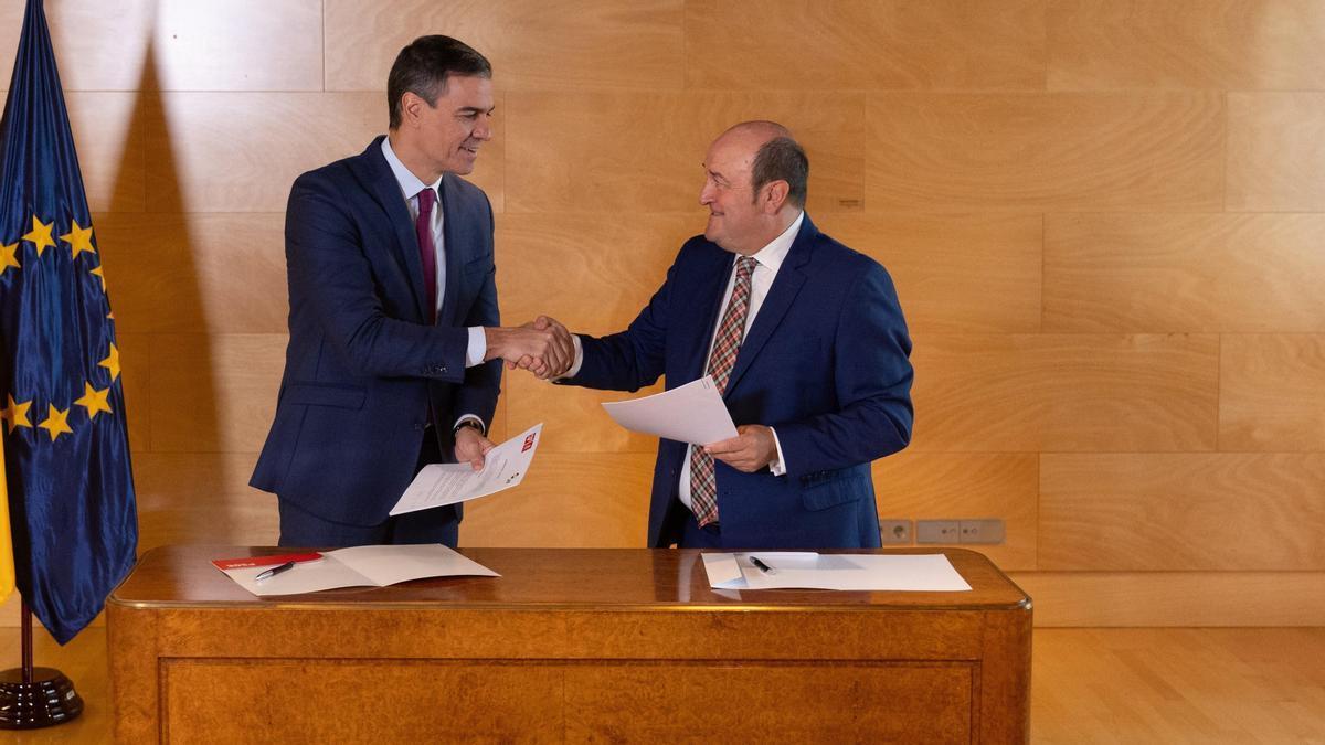 El presidente del Gobierno español Pedro Sánchez, con el presidente del EBB del PNV, Andoni Ortuzar, en la firma del pacto de investidura