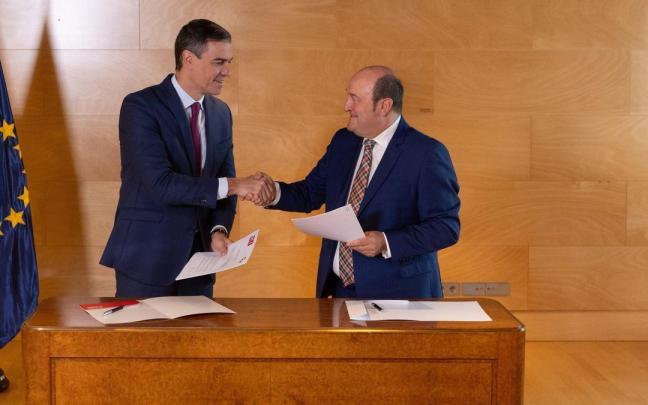 El presidente del Gobierno español Pedro Sánchez, con el presidente del EBB del PNV, Andoni Ortuzar, en la firma del pacto de investidura